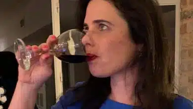 איילת שקד שותה יין אלכוהול